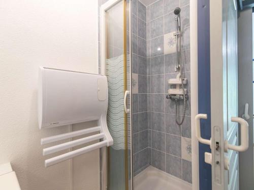 une petite salle de bain avec douche et toilettes dans l'établissement Appartement cosy à Cauterets - 4 pers, jardin, parking, proche centre et thermes. - FR-1-401-265, à Cauterets