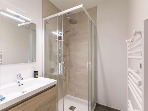 une salle de bain avec une douche en verre et un lavabo dans l'établissement Appartement Grand Confort, 4-8 Pers, Centre Cauterets, Balcon, 500m des Pistes - FR-1-401-266, à Cauterets