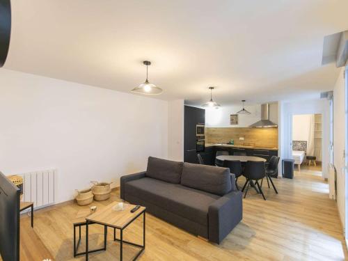 un salon avec un canapé et une table dans l'établissement Appartement Grand Confort, 4-8 Pers, Centre Cauterets, Balcon, 500m des Pistes - FR-1-401-266, à Cauterets