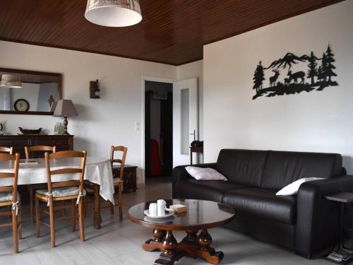 un salon avec un canapé et une table dans l'établissement Bel appartement T3 - centre-ville de Font-Romeu - FR-1-580-95, à Font-Romeu-Odeillo-Via