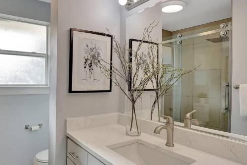 Ένα μπάνιο στο Stunning Single Level Home w/ Outdoor Spa Jacuzzi!