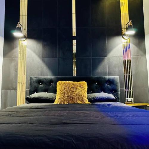 阿瓜迪亞的住宿－Pasavento - Modern Tiny Suite，一间卧室配有一张蓝色的床和黄色枕头