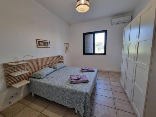 a bedroom with a bed and a sink in it at Accogliente villa con piscina in Caltagirone