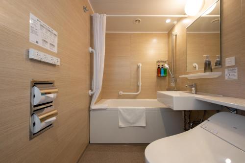 東京にあるベルモントホテルのバスルーム(シンク、シャワー、トイレ付)