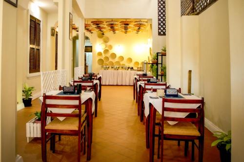 una fila di tavoli e sedie in un ristorante di Le Luxe Boutique Hotel a Ban Nongdouang