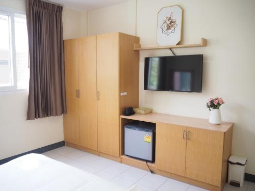 a room with a tv and a cabinet with a tv at NANA BEST INN HOTEL in Makkasan