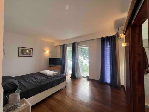 a bedroom with a bed and a large window at Villa luxueuse - Pointe aux Sables in Pointe aux Sable