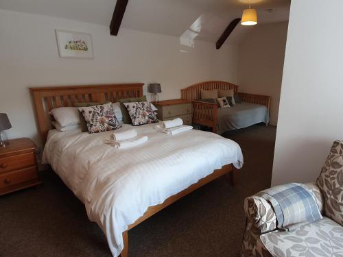 a bedroom with two twin beds and a couch at Pound Cottage in Dorchester