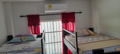 two bunk beds in a room with red curtains at Apartamento Don Mathias # 1 in Coveñas