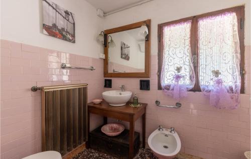 bagno con lavandino, servizi igienici e specchio di Beautiful Home In Pieve San Lorenzo With Wifi a Pugliano