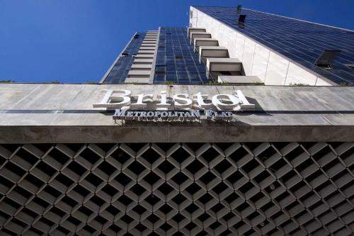 a sign on the side of a building at Bristol Metropolitan Curitiba Centro in Curitiba