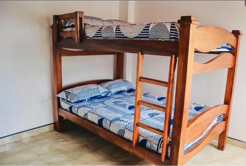 kilka łóżek piętrowych w pokoju w obiekcie Hostal Casa Amatista w mieście Pereira