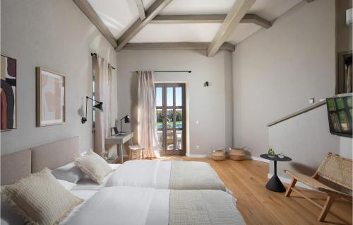 ein Schlafzimmer mit einem großen weißen Bett und einem Fenster in der Unterkunft Villa Megi in Sveti Lovreč Pazenatički