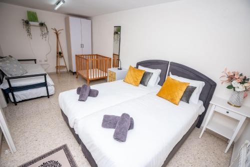 Postel nebo postele na pokoji v ubytování Golden Kosher Suite