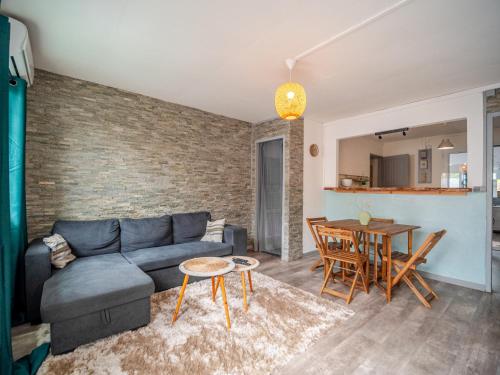 a living room with a couch and a table at F2 la source - Saint Denis proche du CHU in Saint-Denis