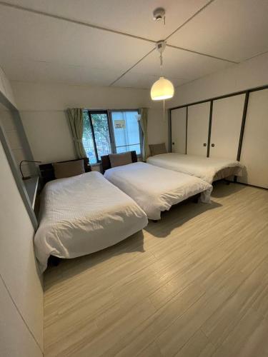 dwa łóżka siedzące w pokoju z w obiekcie NewOpen FreeParkingOtaru小樽湾一望ハウスOkanoue House戸建 w mieście Otaru