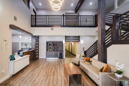 Quality Suites Houston Hobby Airport Image