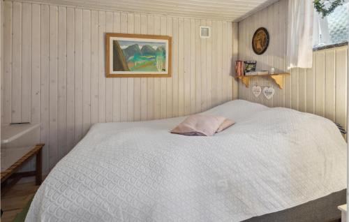 1 dormitorio con cama blanca y almohada rosa en Lovely Home In Bjert With Kitchen, en Binderup Strand