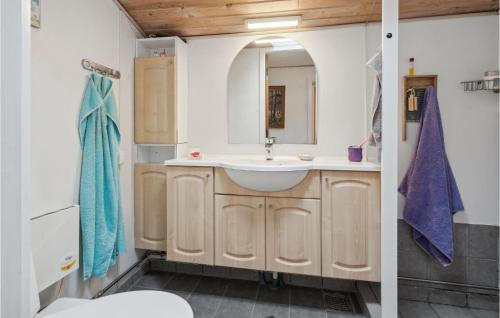 ein Bad mit einem Waschbecken und einem Spiegel in der Unterkunft Lovely Home In Bjert With Kitchen in Binderup Strand