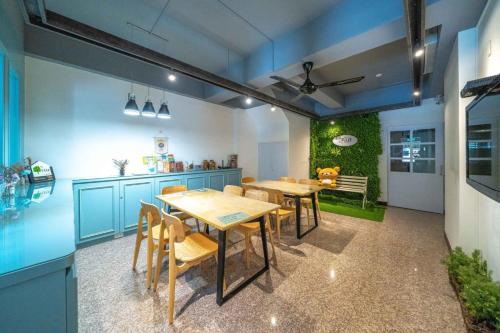 台南的住宿－公園綠驛，厨房以及带桌椅的用餐室。