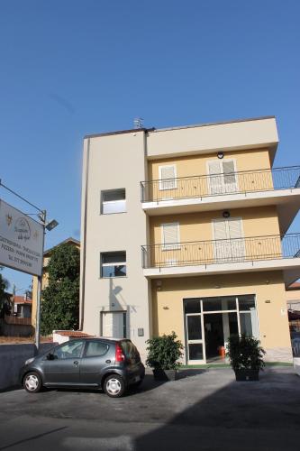 a car parked in front of a building at Maison de Cheeramie - Tourist Apartments Tra Mare e Etna in Mascali