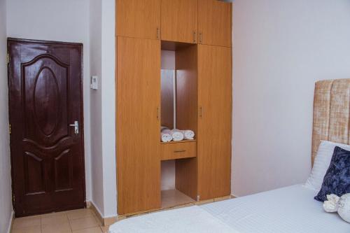 Un pat sau paturi într-o cameră la Joyous Homes