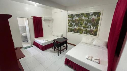 Postel nebo postele na pokoji v ubytování DESTINY'S PLACE HOTEL - STAY COOL THIS SUMMER! COLD ROOMS!! CHEAPEST RATE! NEAR ROBINSONs XENTRO MALL!!