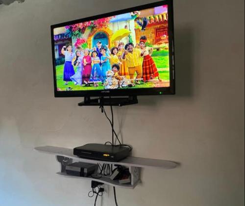 a flat screen tv hanging on a wall at Casa en el corazón de San Antonio de las Alazanas in San Antonio de las Alzanas