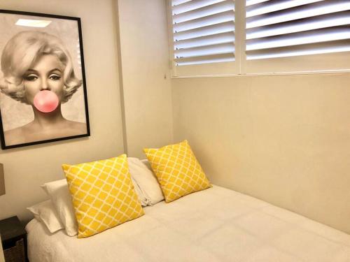 シドニーにあるLovely refurbished 1 bed near marina + parkingのピンクの舌の女性の写真付きのベッドルーム