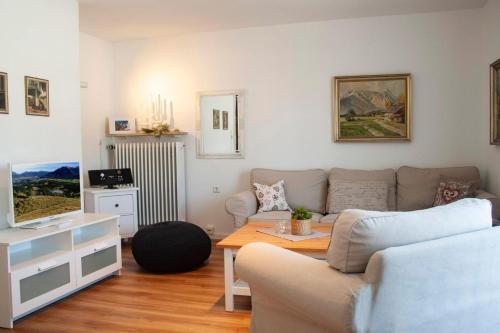 een woonkamer met een bank en een tafel bij Mika -101- in Mittenwald