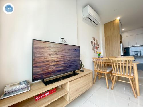 TV at/o entertainment center sa It Dust Homestay 2 - The Wooden Apartment