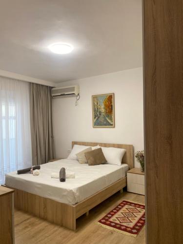 ein Schlafzimmer mit einem großen Bett in einem Zimmer in der Unterkunft Central Welcoming Apartment in Tirana in Tirana