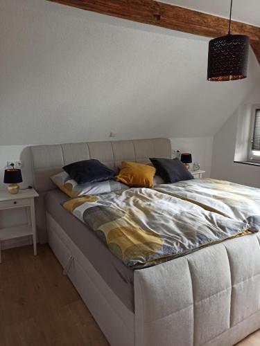 מיטה או מיטות בחדר ב-Ferienhaus Dinger