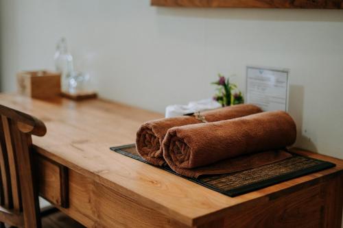 a pile of towels sitting on top of a counter at Kayuma House Canggu in Canggu