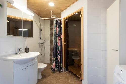 Koupelna v ubytování Tuomas´ luxurious suites, Hiisi