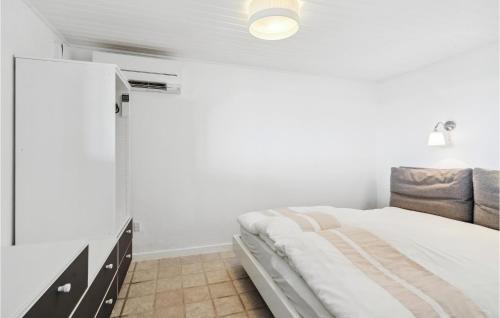- une chambre blanche avec un lit et une porte coulissante dans l'établissement Gorgeous Home In Munkebo With Kitchen, à Munkebo