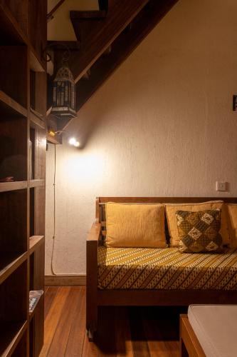 a bed in a room with a wall at Villa Rumah Isah in Candidasa