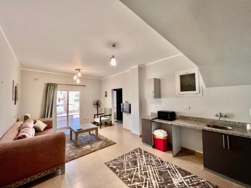 Blue Residence Dahab في دهب: غرفة معيشة مع أريكة وطاولة