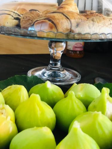 a table with a tray of bread and green apples at B&B BELLAMI' in Tuglie