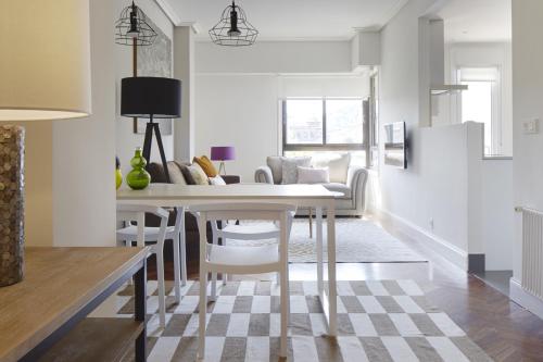 A kitchen or kitchenette at Duke by FeelFree Rentals
