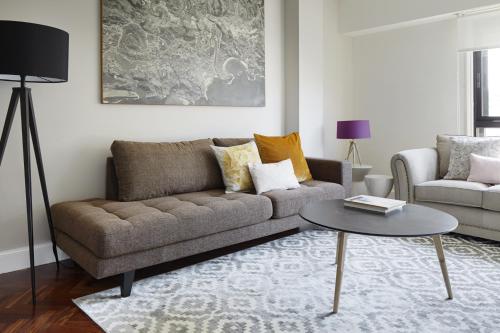 sala de estar con sofá y mesa en Duke by FeelFree Rentals en San Sebastián