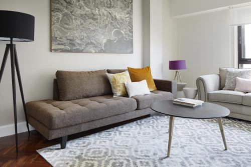 A seating area at Duke by FeelFree Rentals