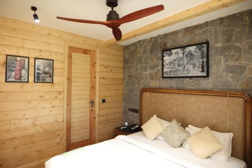 Postel nebo postele na pokoji v ubytování Kasauli Hills Resort