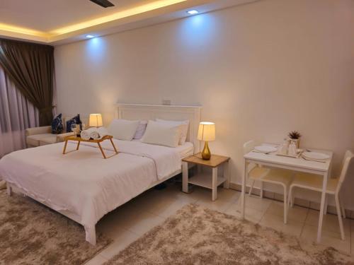 um quarto com uma cama, uma mesa e uma secretária em 1 Dream Home @ Tiara Imperio Studio 外国4星级酒店风格与浪漫环境 em Bangi