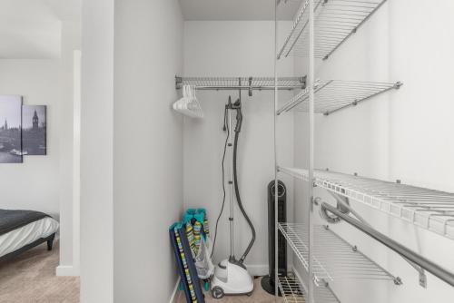 Modern Luxury Home with EV Garage, Office, Bike & Balcony, WFH & Family Friendly في سياتل: حمام بجدران بيضاء ورفوف بيضاء