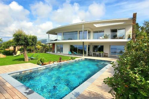une maison avec une piscine devant une maison dans l'établissement Exceptionnelle vue, à Saint-Peïre-sur-Mer