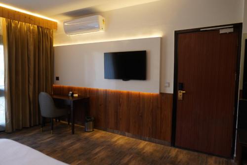 TV a/nebo společenská místnost v ubytování Kasauli Hills Resort