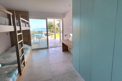 une chambre avec un lit et un bureau et un balcon dans l'établissement Exceptionnelle vue, à Saint-Peïre-sur-Mer