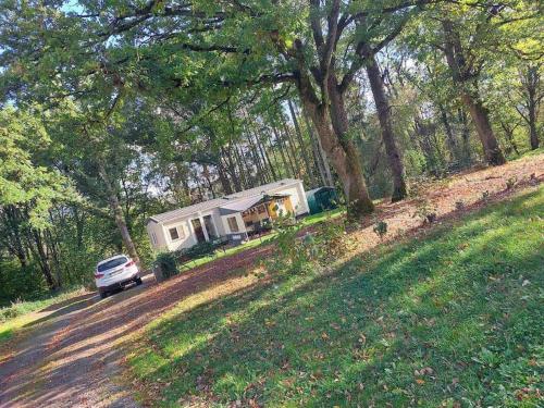 una casa con un coche aparcado al lado de una carretera en Au cœur de la nature, en Olloy-sur-Viroin