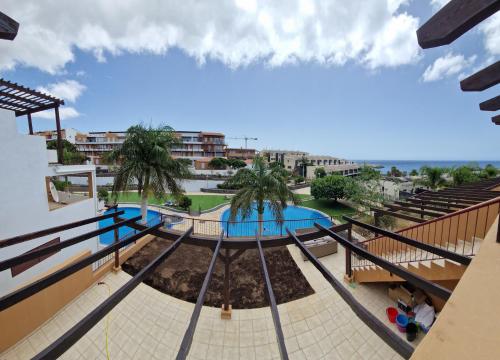 een uitzicht over het zwembad van een resort bij Ocean Sunset Villa in San Miguel de Abona